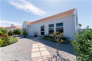Modern family home on the sought after Admiral Island Port Owen.