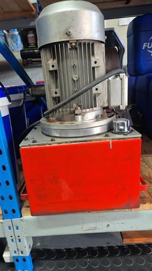 INDUSTRIAL HDPE (High-Density Polyethylene) PIPE FITTING MACHINE