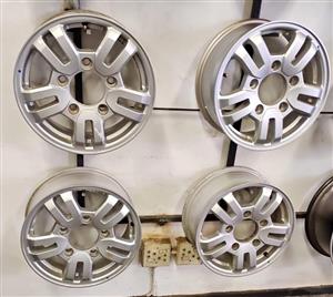 16inch Mahindra original mags set 
