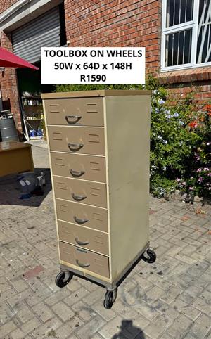 METAL TOOLBOX DRAWER CABINET ON CASTOR WHEELS EXCLUDES TOOLS