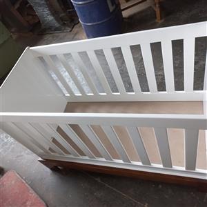 JOHANNA COT ON A BASE