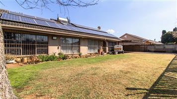 Off-Grid Retreat in Arcon Park: Luxurious 3-Bedroom Self-Sustaining Home