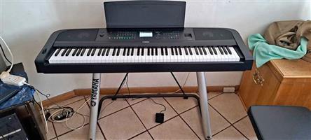 Yamaha DGX-670 piano