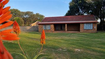 ENTERTAINER’S DREAM WITH A BUILT-IN BAR, FIRE PIT & MASSIVE YARD