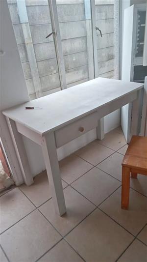 White Wooden Desk – Solid & Minimalist