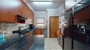 Neat and Modern Ground floor Unit with Extra Living Space in Ravenswood Mews