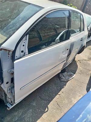 Vw golf 5 2.0tdi left front door 