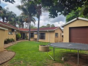 SPACIOUS FAMILY HOME WITH FLATLET AND EXCEPTIONAL EXTRAS