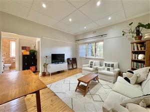 Charming Victorian Style 2-Bed in the Heart of Rosebank with Balcony & Storeroom