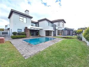 Modern 5 bedroom property for sale in Helderwyk.