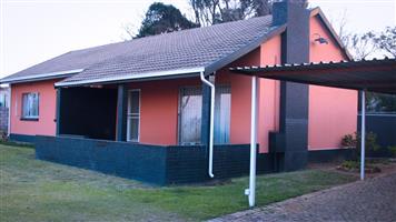 Creswell Park Neat & Central 3 Bedroom House with Cottage