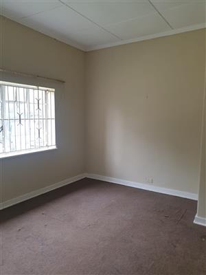 Bedroom to let / rent in Highlands North