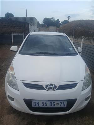2011 hyundai i20 white in colour.