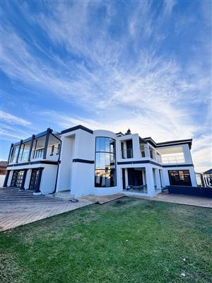 Luxury Family Home with Exceptional Entertainment Spaces in Aerorand