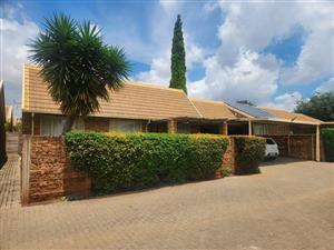 Townhouse For Sale in Rooihuiskraal North