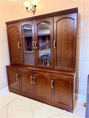 Stylvolle groot, soliede hout- en glasvenster-vertoonkas met ‘n kersiehout (cher