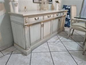 Weatherlys side board