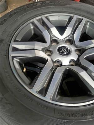 Toyota Hilux 17 (WITH NEW TYRES)