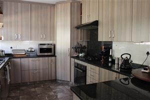 Luxury Family Oasis in Exclusive Suburb with a 100m2 cottage