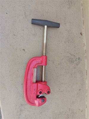 Pipe cutter