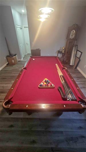 Beautiful 8' pool table - includes delivery