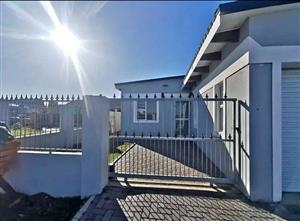 4 Bedroom MODERN HOUSE 2 Garages