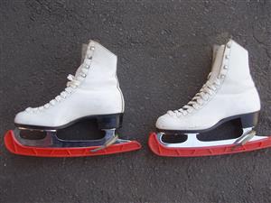 John Wilson pair of Ice saktes - The Studburette - England - Blade size 9 1/4 - children skates 