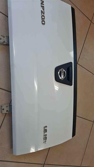 NP200 TAILGATE COMPLETE RUBBERIZED .SECOND HAND.