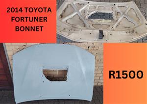 2014 TOYOTA FORTUNER. BONNET