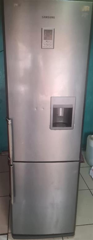 Samsung Fridge with water dispenser