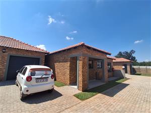 1st Owner, Immaculate 2 Bedrooms/2 Bathroom Townhouse up for grabs in Well kept Brand New Complex.