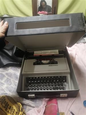 Olivetti lettera 31 type writer