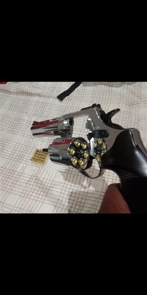 Blank 9mm chrome 6shot revolver gun and gun safe combo