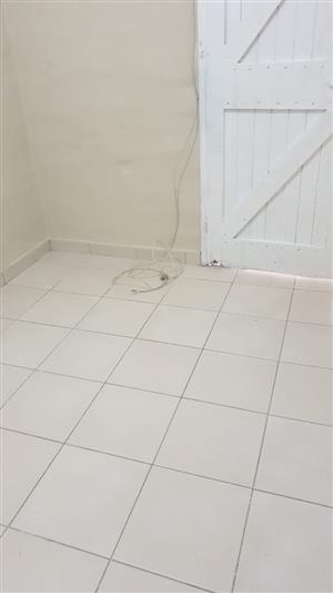 Outside room to rent in Houghton Estate