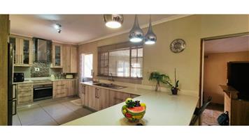 Amalinda - Family Gem Priced to Sell, 4 Beds, Pool & Flatlet