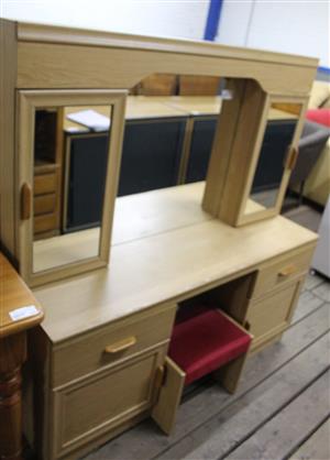 BROWN DRESSING TABLE