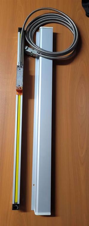 Linear encoder scale for digital readout