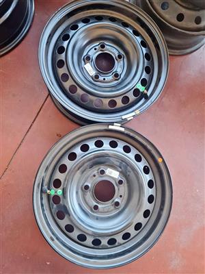 2xHyundai venue/creta original stardard steal rims size 15 like new