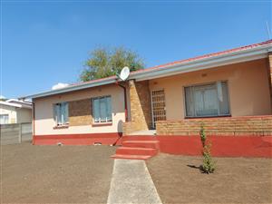 3 BEDROOM HOUSE WITH 1 BEDROOM FLATLET FOR SALE AT EAST END, RUSTENBURG