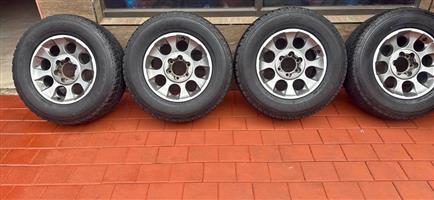 Toyota fj cruiser 17inch rims with a second hand Dunlop A/T 265/65 R17 with caps