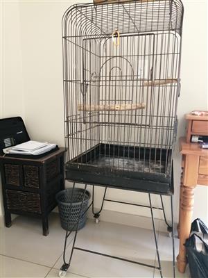 Bird cage suitable for parrots