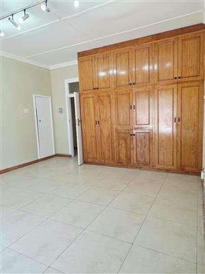 Spacious bedroom to rent Observatory