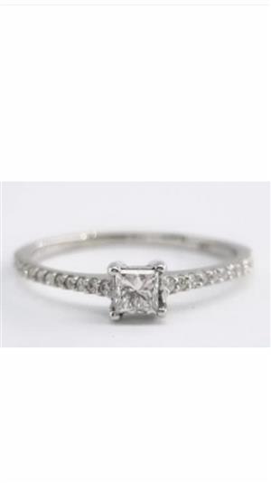 BARGAIN!!! 18CT Pure White Gold Diamond Ring ,Market value :R22 500!!!!