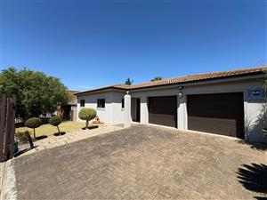 Modern 4-Bedroom Family Home in Uitzicht