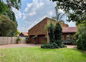 Entertainers’ Dream – Spacious Family Home in Petersfield Extension, Springs