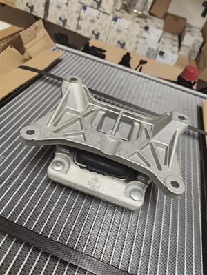BRAND NEW TRANSIMISSION BRACKET /MOUNTING FOR MERCEDES BENZ