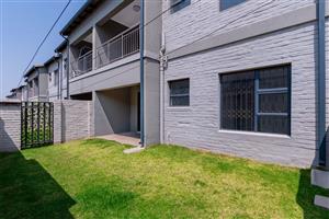 Modern 2-Bed 2-Bath Ground-Floor Unit with Private Garden