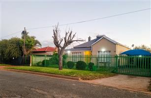 3 BEDROOM FAMILY HOME AVAILABLE WITH IMMEDIATE EFFECT IN ROODEPOORT NORTH