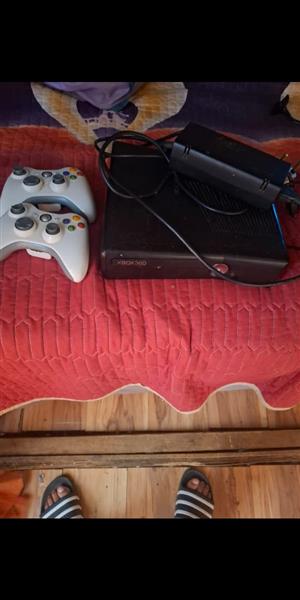XBox 360 + 2 controlers + steering wheel combo