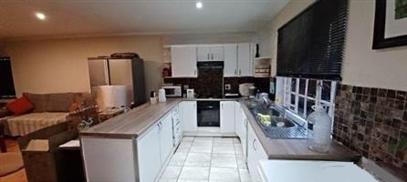 Townhouse For Sale in Clubview